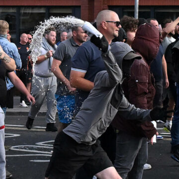 img Proteste violente anti-imigranți în Anglia