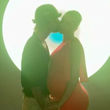 img Hailey Bieber și-a etalat burtica de gravidă într-o rochie roșie extrem de elegantă