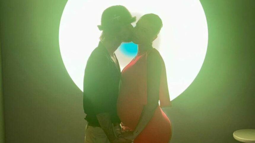 img Hailey Bieber și-a etalat burtica de gravidă într-o rochie roșie extrem de elegantă