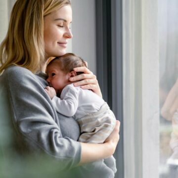 Tichete sociale de 2.000 de lei pentru mamele defavorizate care au născut după 12 aprilie 2024