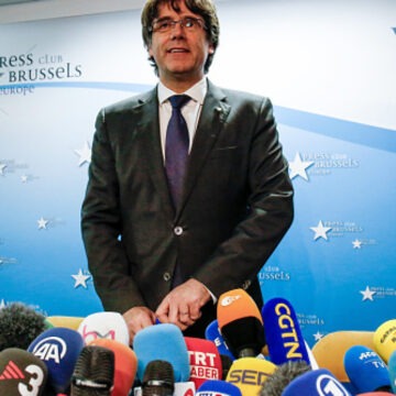 Fostul lider catalan Carles Puigdemont evadează de poliție și părăsește Spania