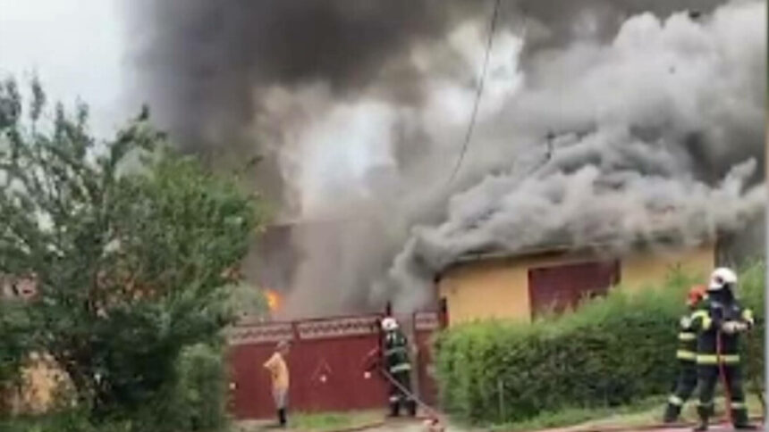 img Incendiu devastator în județul Brașov. 11 oameni au rămas pe drumuri