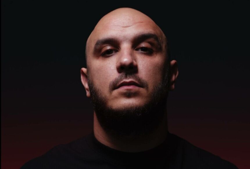 img Guess Who prins cu un plic cu o substanță albă la festivalul Untold