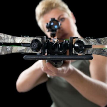 img Femeie rănită grav în Franța în urma unui atac cu arbaletă: Soțul, amanta și un prieten, principalii suspecți