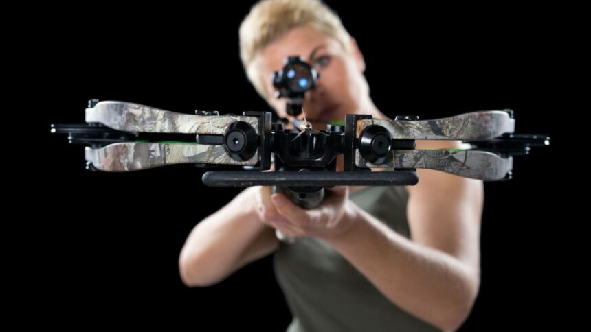 img Femeie rănită grav în Franța în urma unui atac cu arbaletă: Soțul, amanta și un prieten, principalii suspecți