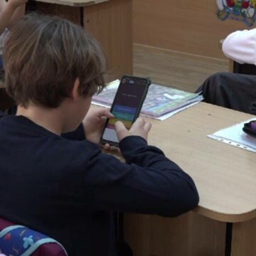img Telefonul și laptopul devin instrumente de învățare activă pentru elevii din România