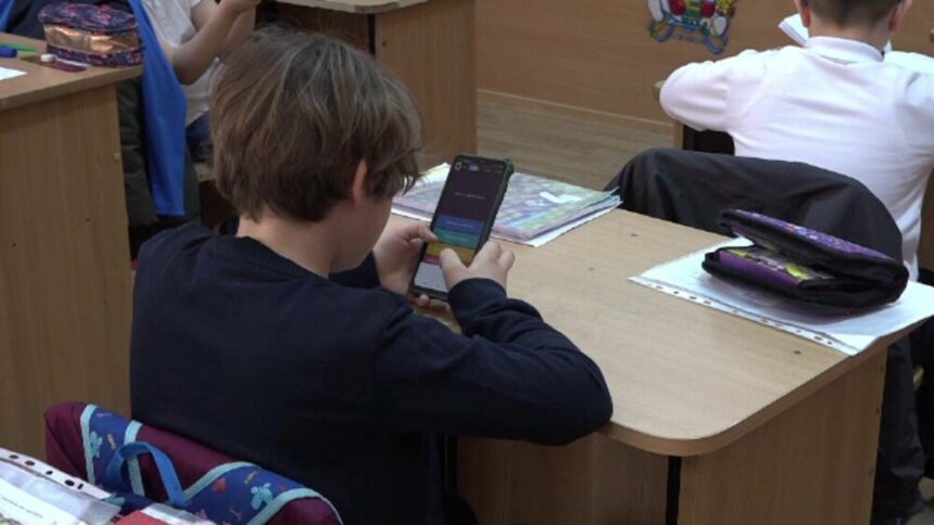 img Telefonul și laptopul devin instrumente de învățare activă pentru elevii din România