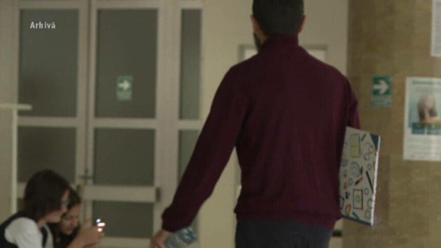 Revoluție în educație: Profesorii vor fi evaluați de colegi și directorul școlii pentru stabilirea salariului