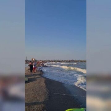 img Tragedie pe litoral: Bărbat căutat de scafandri după ce a intrat în apă pentru a-și salva fiica de la înec