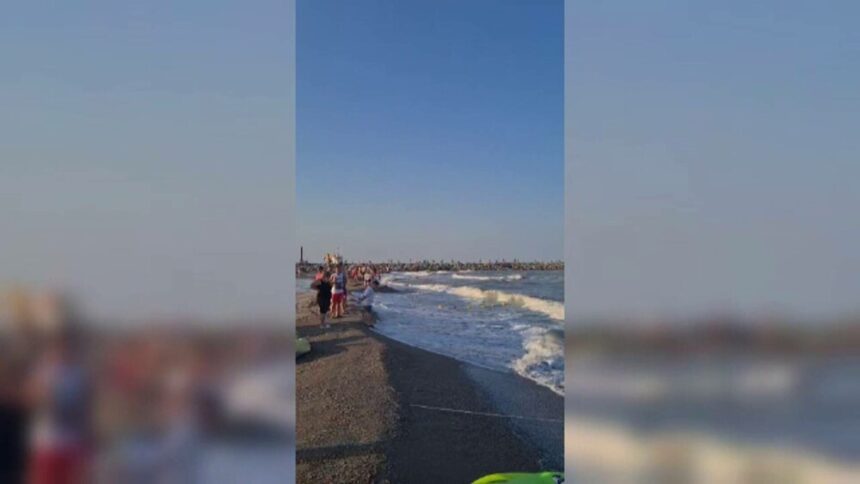 img Tragedie pe litoral: Bărbat căutat de scafandri după ce a intrat în apă pentru a-și salva fiica de la înec