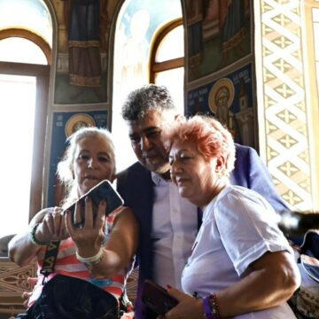 img Marcel Ciolacu face băi de mulțime în Moldova, dar asta ”nu are nicio legătură cu candidatura”. Ce i-a spus unei starețe