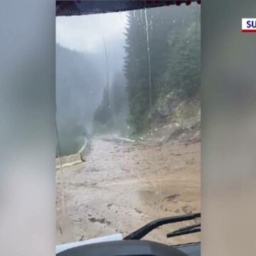 img Blocaj pe Transalpina din cauza aluviunilor aduse de ploaie