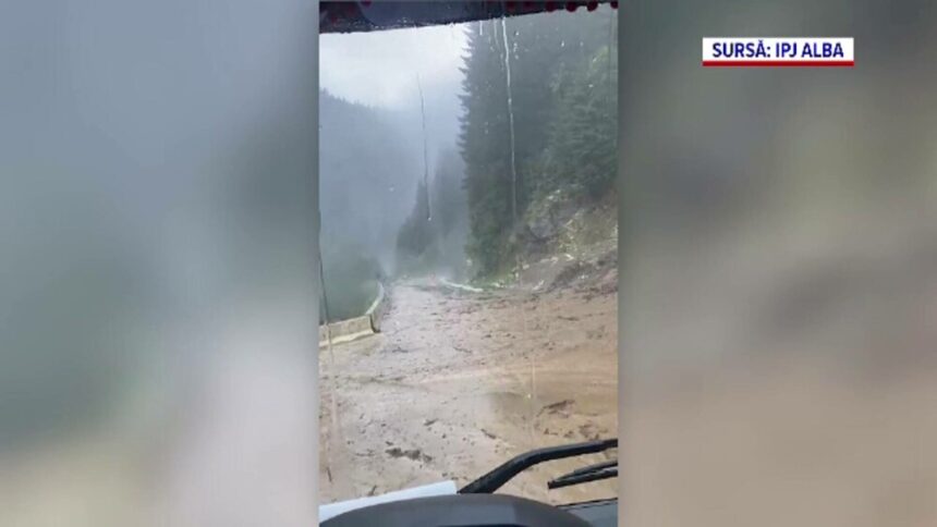Blocaj pe Transalpina din cauza aluviunilor aduse de ploaie