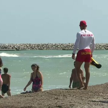 img Tragedie la mare: Bărbatul dispărut în valuri după ce și-a salvat fiica
