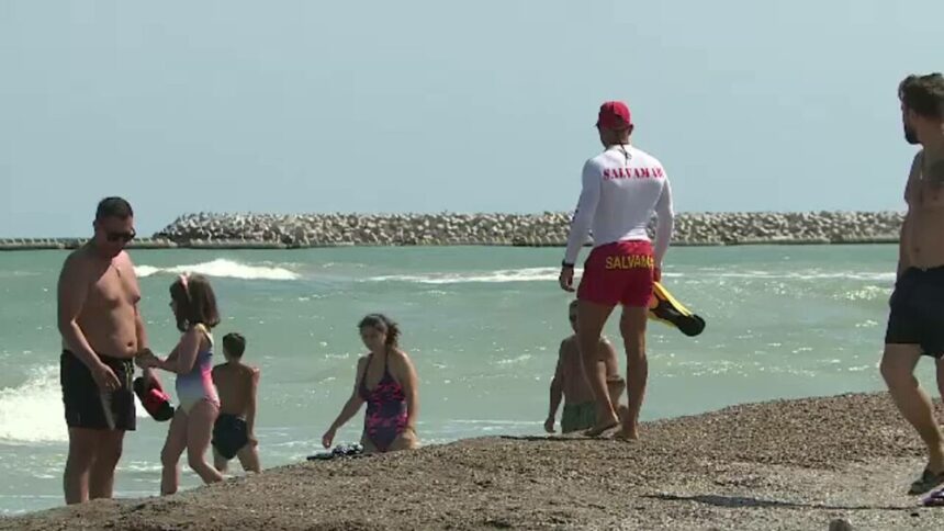 img Tragedie la mare: Bărbatul dispărut în valuri după ce și-a salvat fiica