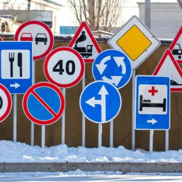 img Semne de circulație albastre. Indicatorii rutieri care îi obligă pe șoferi