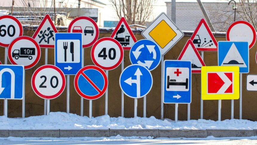 img Semne de circulație albastre. Indicatorii rutieri care îi obligă pe șoferi