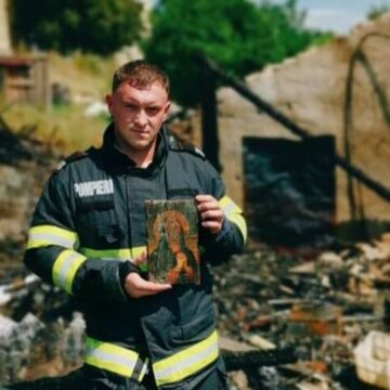 img Icoană cu Maica Domnului găsită aproape intactă într-o casă mistuită de flăcări în Bistrița-Năsăud