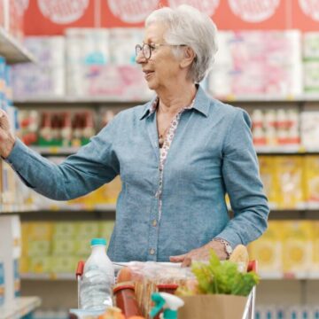 img Bătrână de 84 de ani din Cluj filmată furând un telefon mobil dintr-un magazin