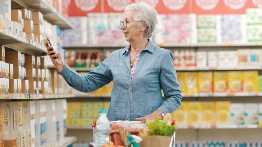 img Bătrână de 84 de ani din Cluj filmată furând un telefon mobil dintr-un magazin