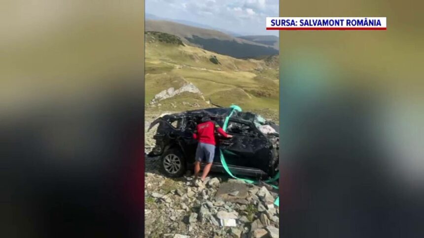 img Tragedie pe Transalpina: Bărbat mort după ce a sărit cu mașina într-o prăpastie de 200 de metri