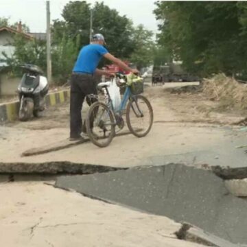 img Eforturile sinistraților din Galați de a-și curăța casele după inundații