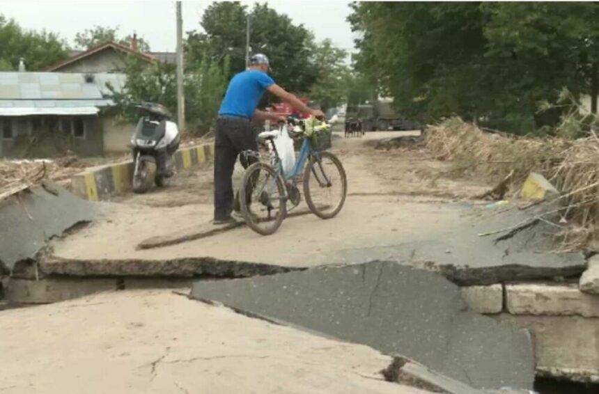 img Eforturile sinistraților din Galați de a-și curăța casele după inundații