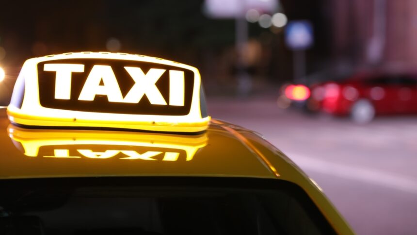 Doi bărbați din București au bătut un taximetrist și i-au furat mașina