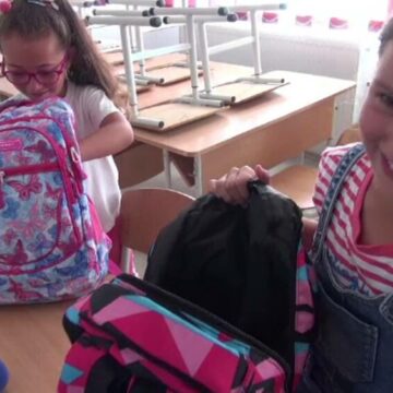 img Voluntari din Bacău oferă ghiozdane și rechizite școlare copiilor nevoiași