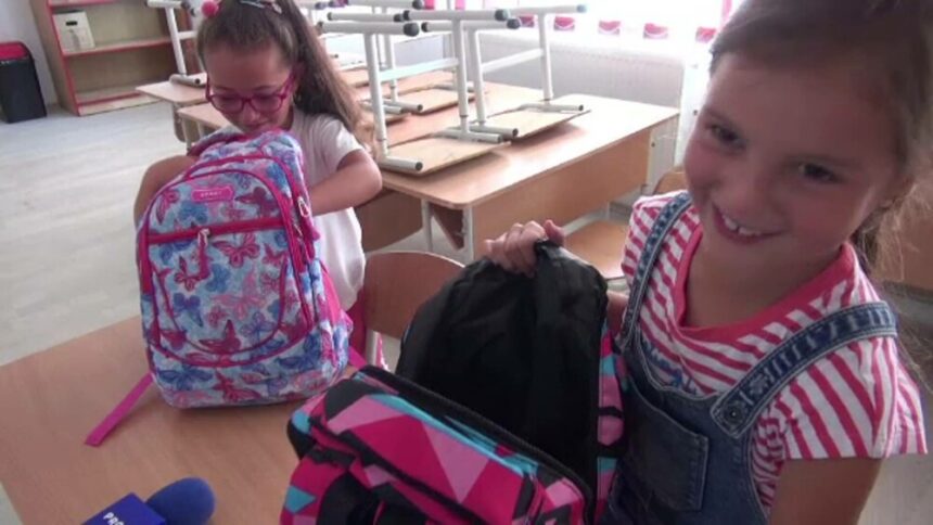 img Voluntari din Bacău oferă ghiozdane și rechizite școlare copiilor nevoiași