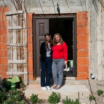 img O mamă care și-a crescut singură fiica a primit o casă minunată din partea „Visuri la cheie”