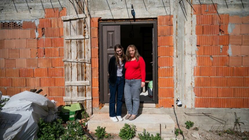 img O mamă care și-a crescut singură fiica a primit o casă minunată din partea „Visuri la cheie”