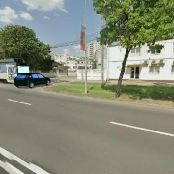 img Accident tragic în București: Mașina strivită de tramvai