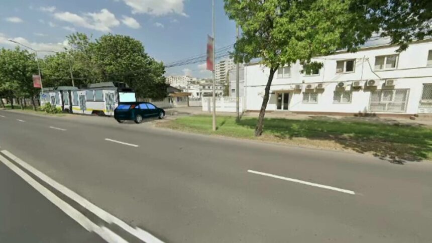 img Accident tragic în București: Mașina strivită de tramvai