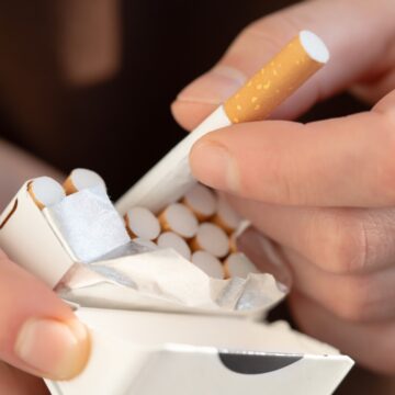 img 13 magazine din București, închise temporar pentru vânzarea de tutun către minori