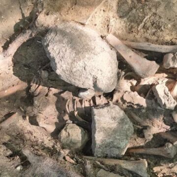 img Misterul înfricoșător al bărbatului îngropat cu pietre mari pe piept pentru a nu reveni din morți