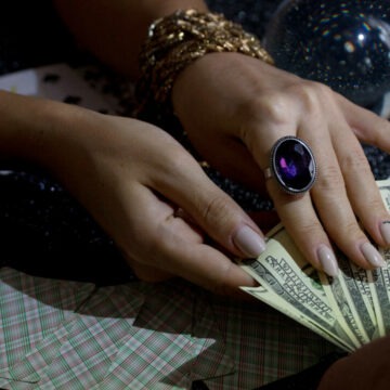 img Vrăjitoare din București, acuzată de escrocherie