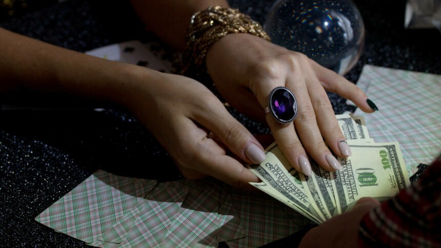 img Vrăjitoare din București, acuzată de escrocherie