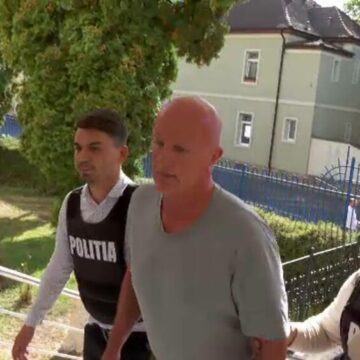 img Motivul incredibil pentru care piromanul din Codlea ar fi incendiat trei mașini și fațada unui bloc