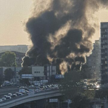 img Incendiu puternic în București. Flăcările au cuprins mai multe containere în care locuiau cetățeni ucraineni