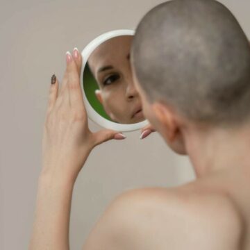 img Coșmarul unei femei care s-a infectat de 8 ori cu Covid-19 și a pierdut părul