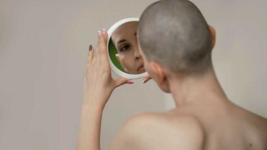 Coșmarul unei femei care s-a infectat de 8 ori cu Covid-19 și a pierdut părul