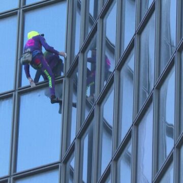 img Alain Robert, Omul Paianjen Francez, a escaladat un zgârie-nori din Paris