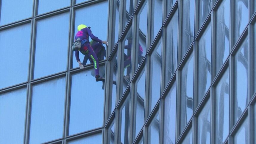 Alain Robert, Omul Paianjen Francez, a escaladat un zgârie-nori din Paris