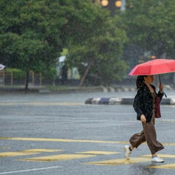 img Averse torențiale și descărcări electrice în București