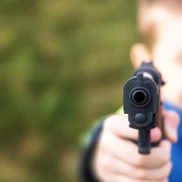 img Tragedie: Un băiat de 8 ani s-a împușcat accidental cu arma mamei sale