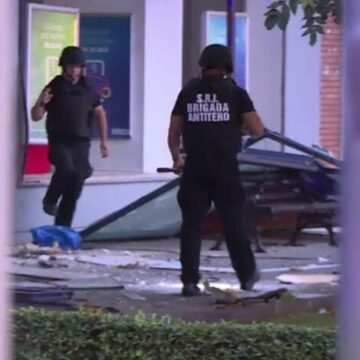 Bărbatul care a aruncat în aer două bancomate în urmă cu 5 ani a fost prins în Italia şi adus în ţară