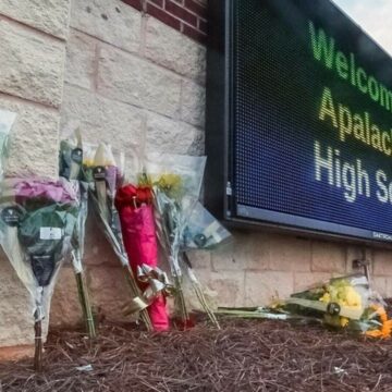 Tatăl autorului atacului de la liceul Apalachee din Georgia a fost arestat și pus sub acuzare
