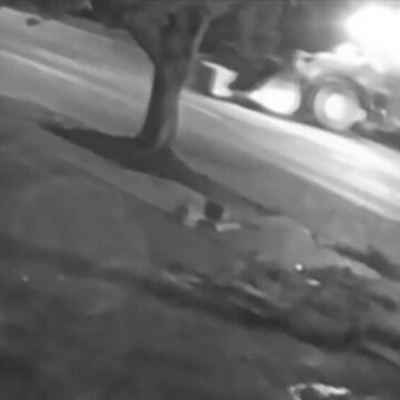 Jefuire spectaculoasă: Un bărbat a smuls un bancomat cu excavatorul și a fugit cu banii