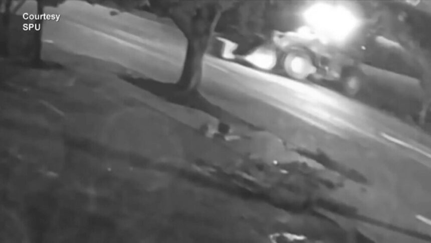 img Jefuire spectaculoasă: Un bărbat a smuls un bancomat cu excavatorul și a fugit cu banii